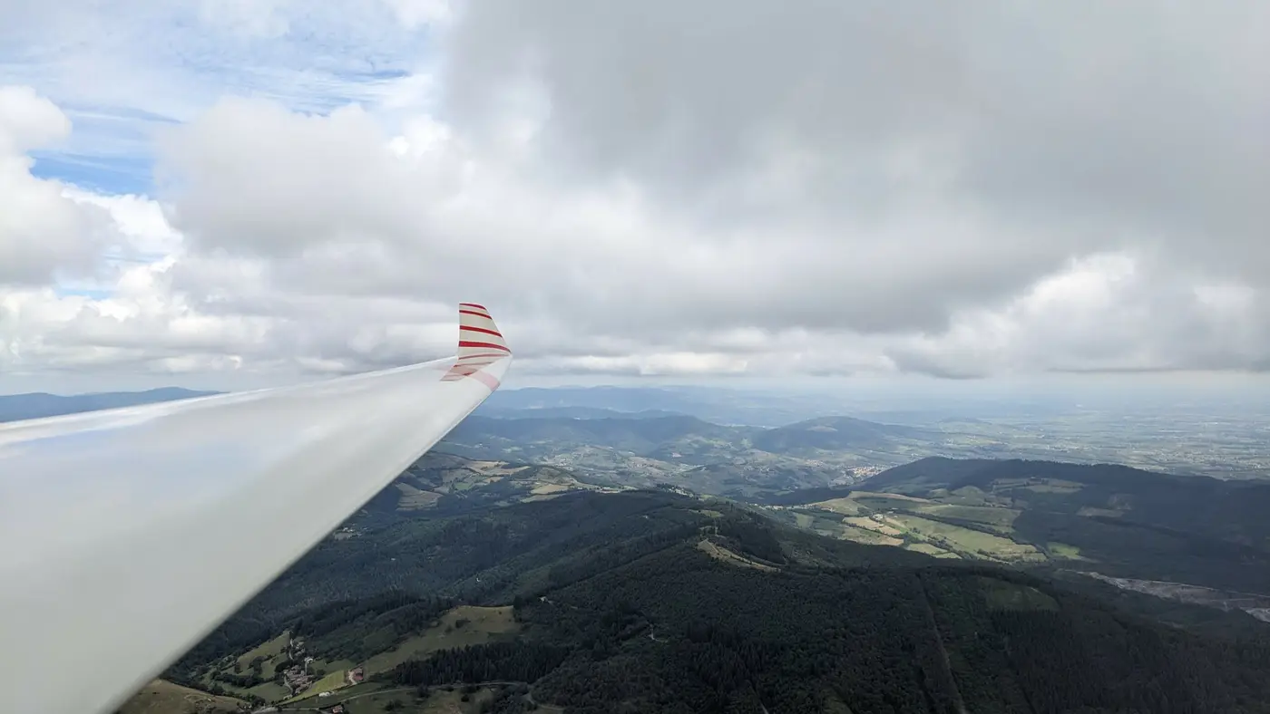 L'aile d'un planeur au-dessus des collines du Beaujolais