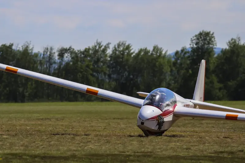 Planeur posé sur l'herbe de l'aérodrome