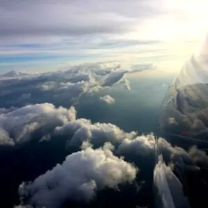 Vue depuis le cockpit d'un planeur au-dessus d'une mer de nuages, au soleil couchant