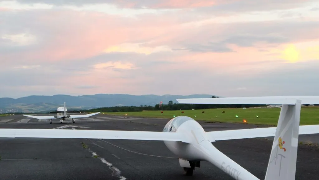 Planeurs sur la piste de l'aérodrome au coucher du soleil