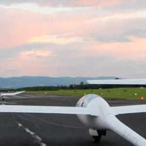 Planeurs sur la piste de l'aérodrome au coucher du soleil