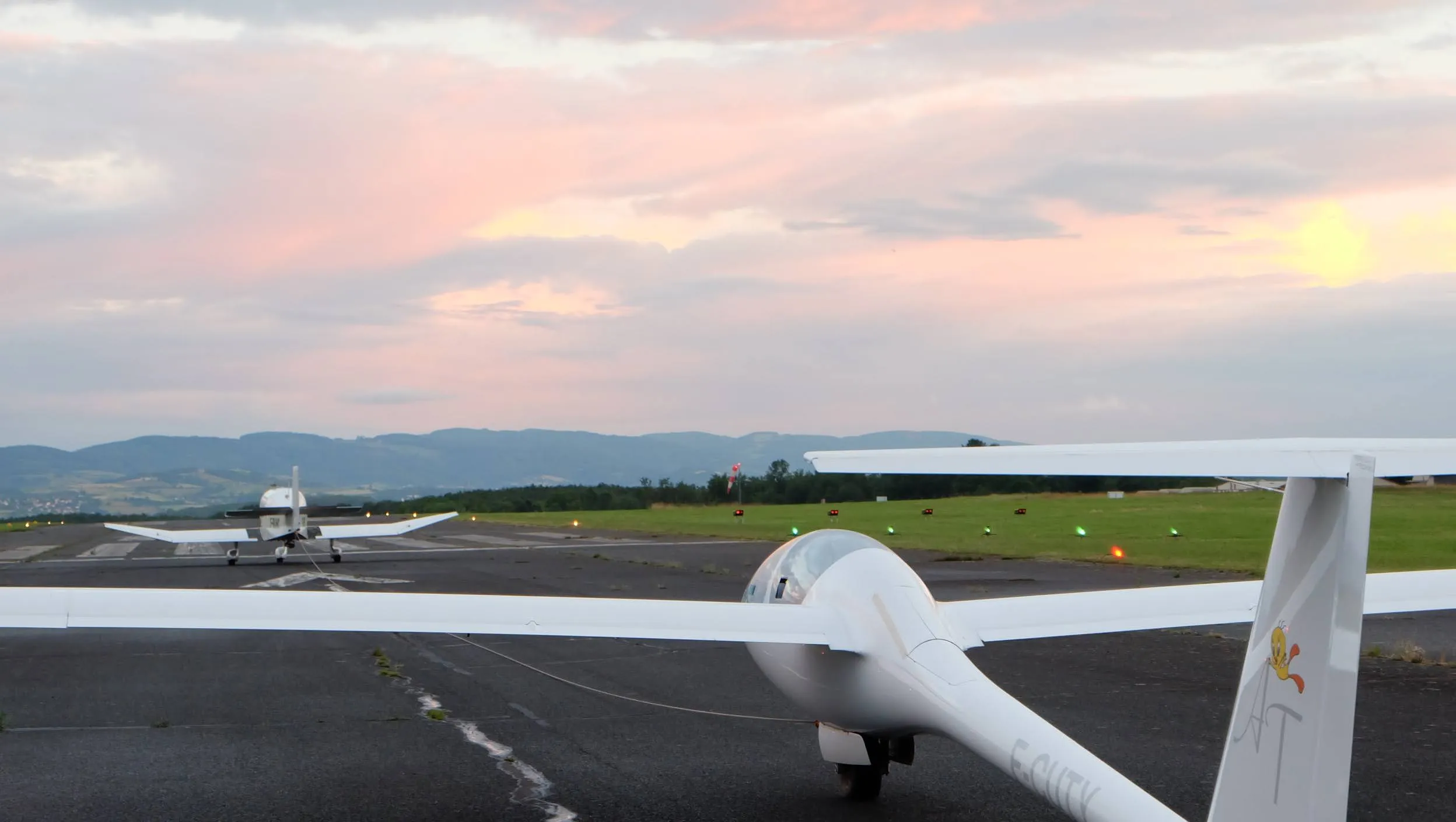 Planeurs sur la piste de l'aérodrome au coucher du soleil